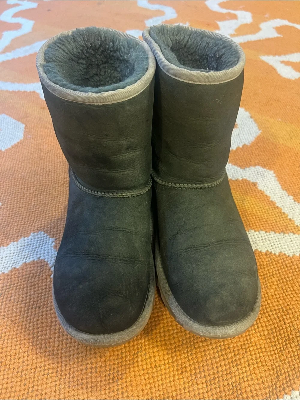 UGG Woman’s Classic Short II boot in Woodland Green size 6